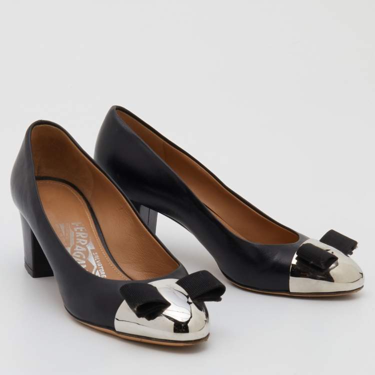 Pre Owned Salvatore Ferragamo Black Leather Vara Bow Pumps Size 35.5