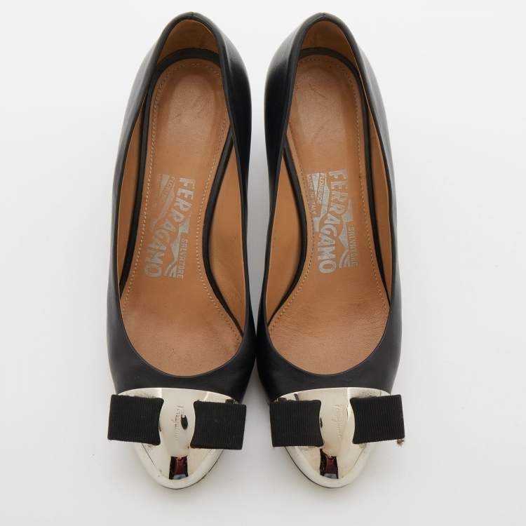 Pre Owned Salvatore Ferragamo Black Leather Vara Bow Pumps Size 35.5