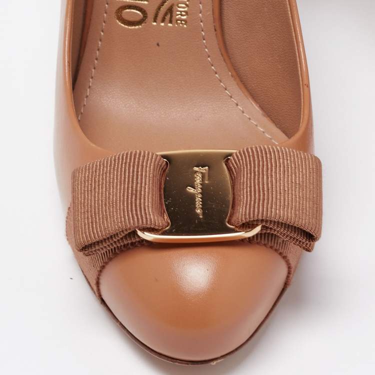 Pre Owned Salvatore Ferragamo Brown Leather Vara Bow Pumps Size 35.5