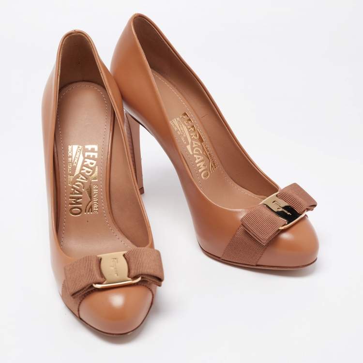 Pre Owned Salvatore Ferragamo Brown Leather Vara Bow Pumps Size 35.5
