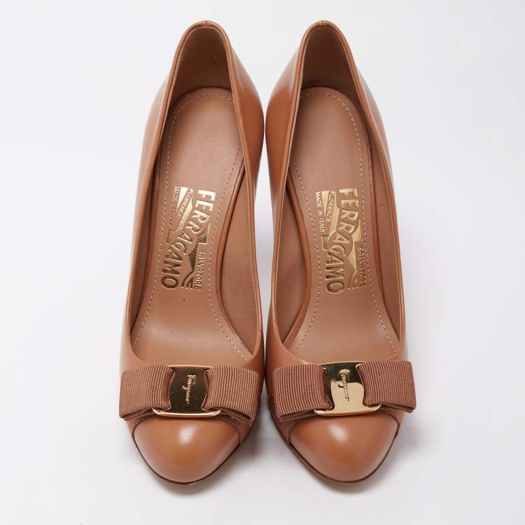 Pre Owned Salvatore Ferragamo Brown Leather Vara Bow Pumps Size 35.5