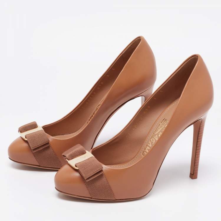 Pre Owned Salvatore Ferragamo Brown Leather Vara Bow Pumps Size 35.5