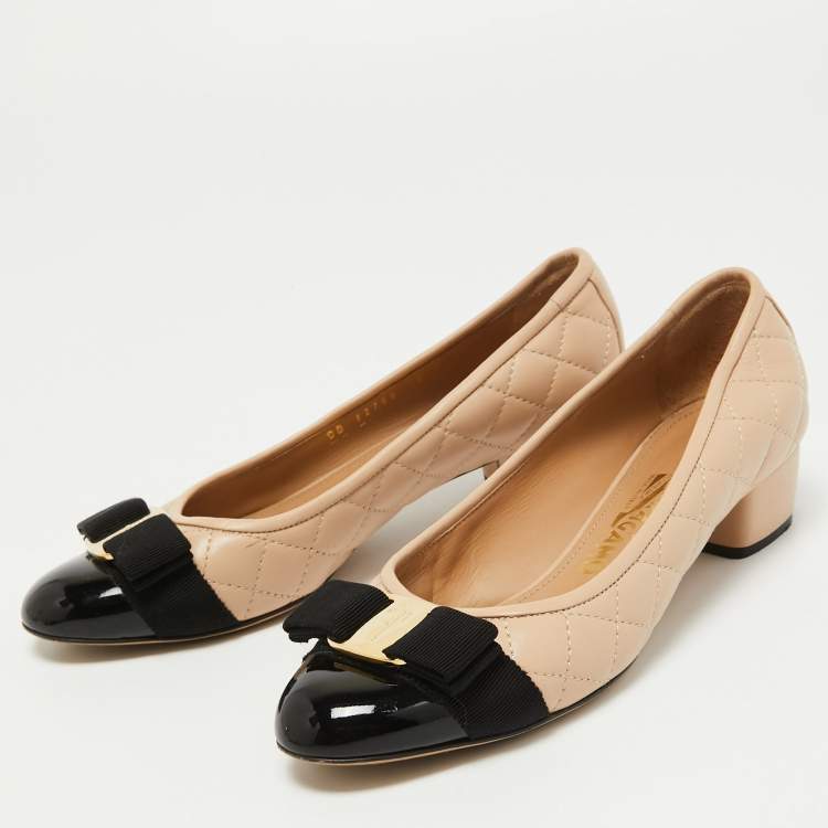 Pre Owned Salvatore Ferragamo Black/Beige Leather and Patent Vara Bow Pumps Size 36.5 