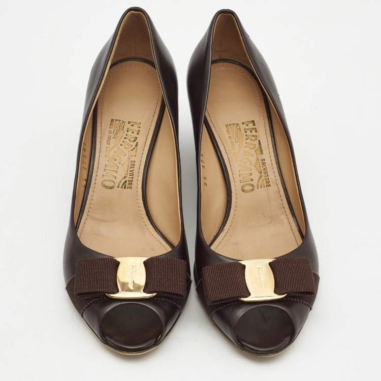 Pre Owned Salvatore Ferragamo Burgundy Leather Vara Bow Wedge Pumps Size 37.5