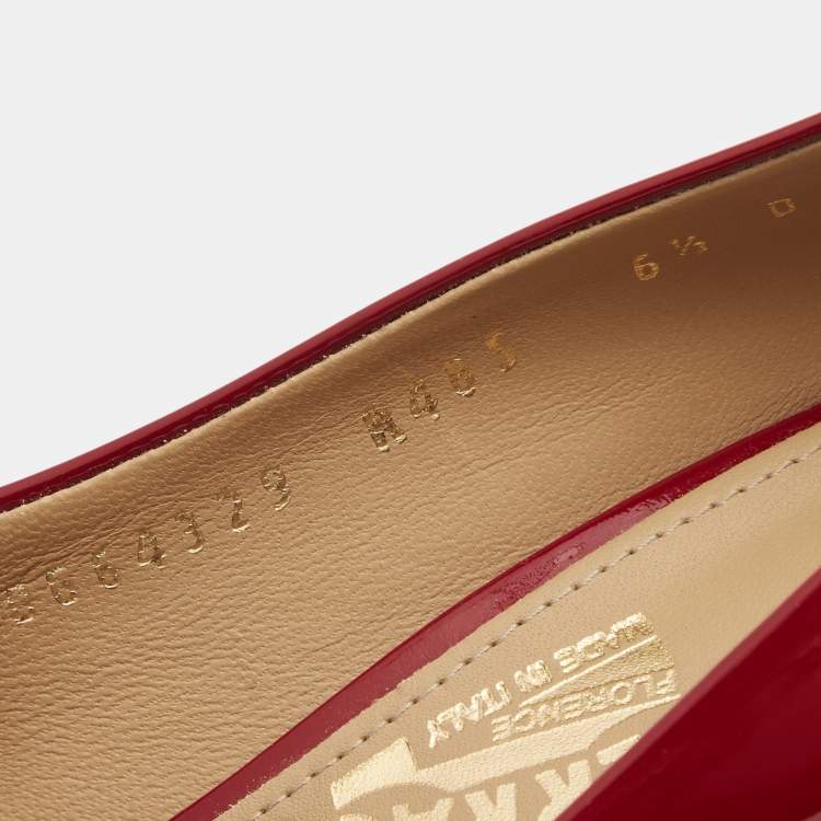 مملوكة مسبقًا Salvatore Ferragamo Red Patent Leather Vara Bow Peep Toe Platform Pumps Size 37