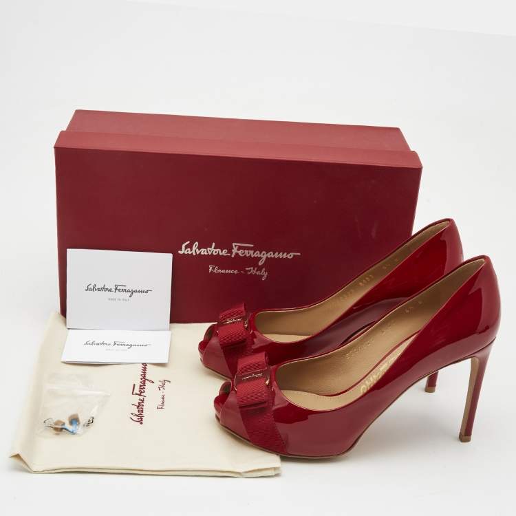 مملوكة مسبقًا Salvatore Ferragamo Red Patent Leather Vara Bow Peep Toe Platform Pumps Size 37