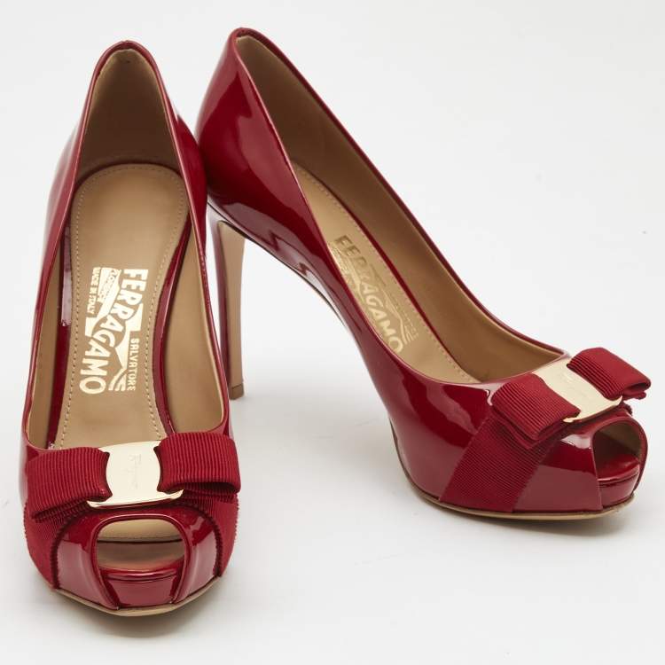 مملوكة مسبقًا Salvatore Ferragamo Red Patent Leather Vara Bow Peep Toe Platform Pumps Size 37