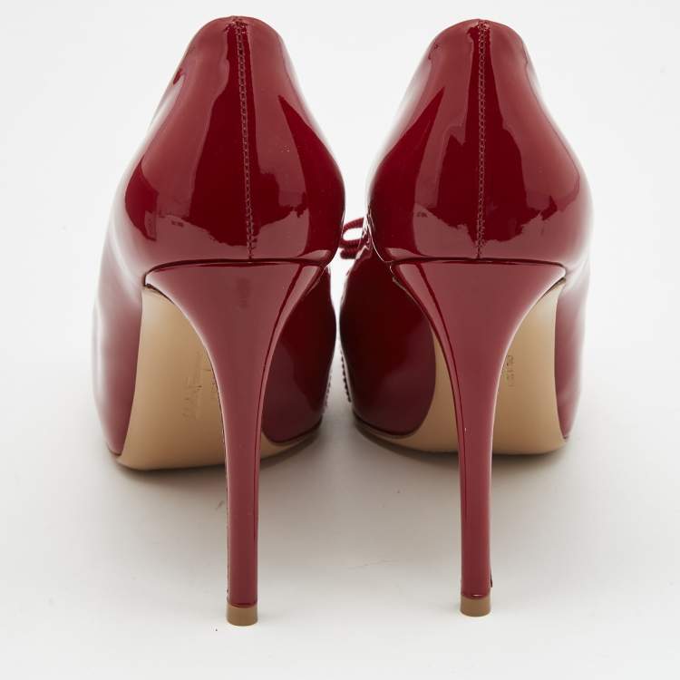 مملوكة مسبقًا Salvatore Ferragamo Red Patent Leather Vara Bow Peep Toe Platform Pumps Size 37