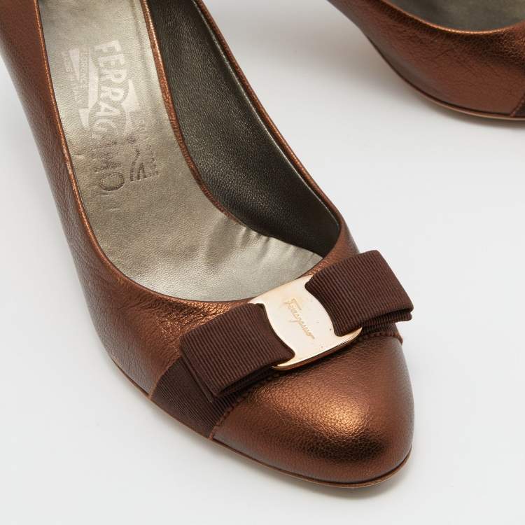 Pre Owned Salvatore Ferragamo Metallic Brown Leather Vara Bow Pumps Size 38.5