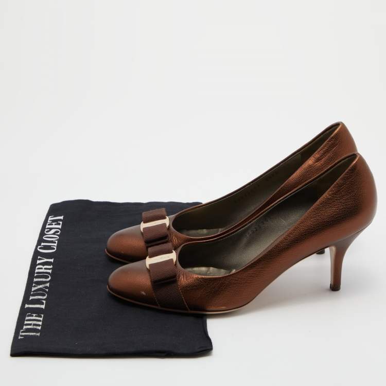 Pre Owned Salvatore Ferragamo Metallic Brown Leather Vara Bow Pumps Size 38.5