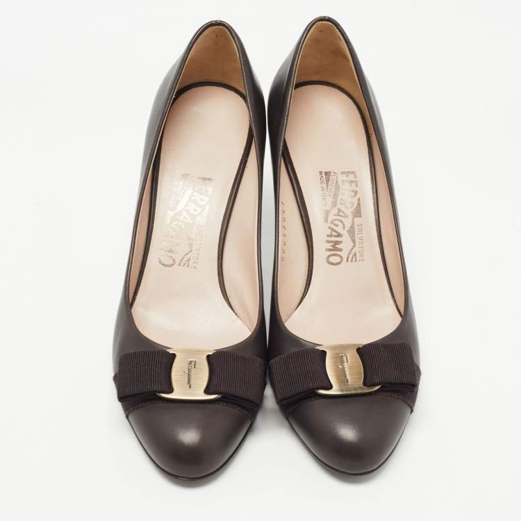 Pre Owned Salvatore Ferragamo Dark Brown Leather Vara Bow Round Toe Pumps Size 36.5
