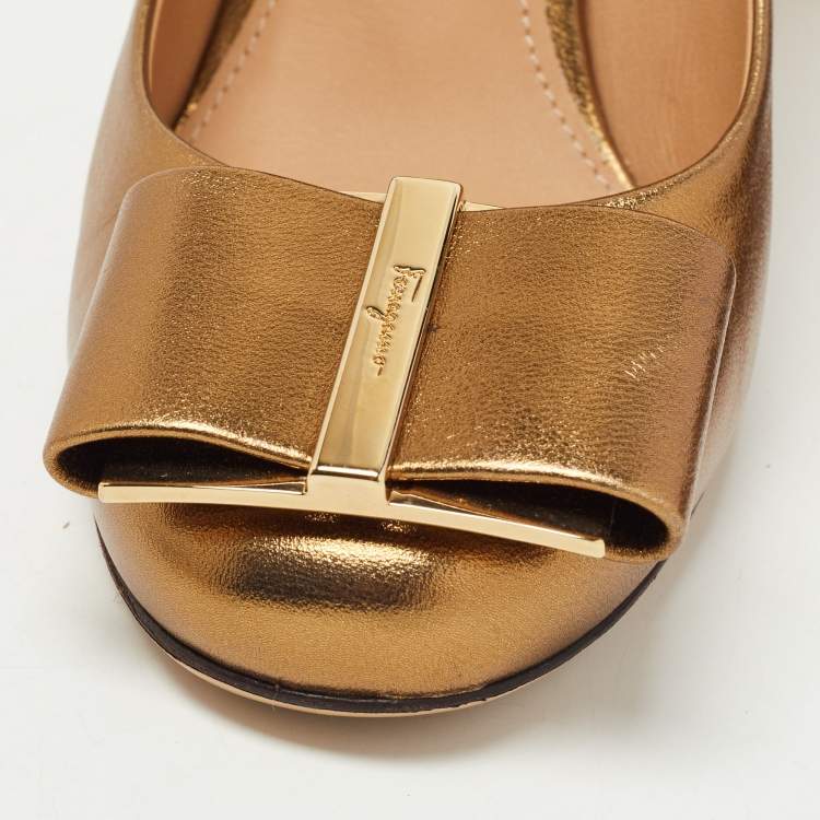 Pre Owned Salvatore Ferragamo Metallic Leather Oversized Bow Block Heel Pumps Size 37.5
