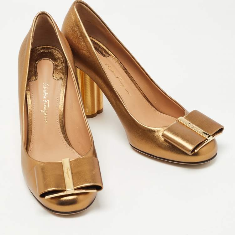 Pre Owned Salvatore Ferragamo Metallic Leather Oversized Bow Block Heel Pumps Size 37.5