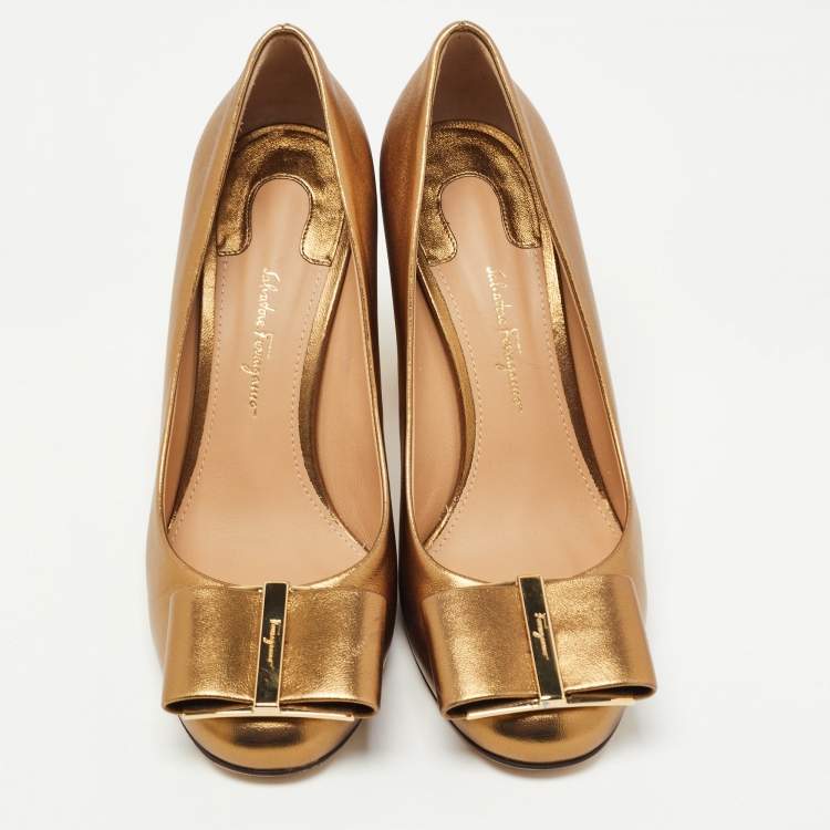 Pre Owned Salvatore Ferragamo Metallic Leather Oversized Bow Block Heel Pumps Size 37.5