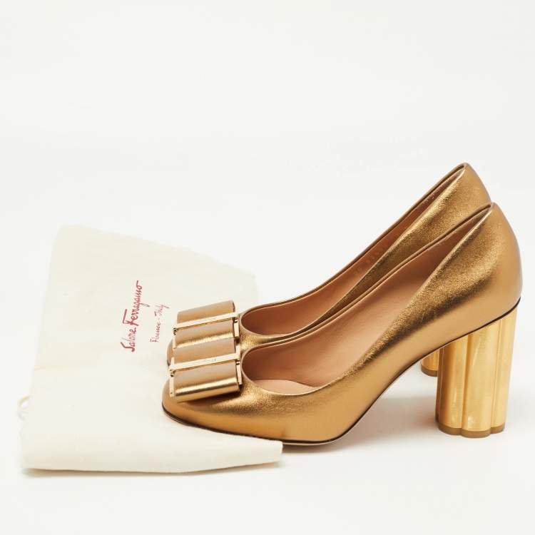 Pre Owned Salvatore Ferragamo Metallic Leather Oversized Bow Block Heel Pumps Size 37.5