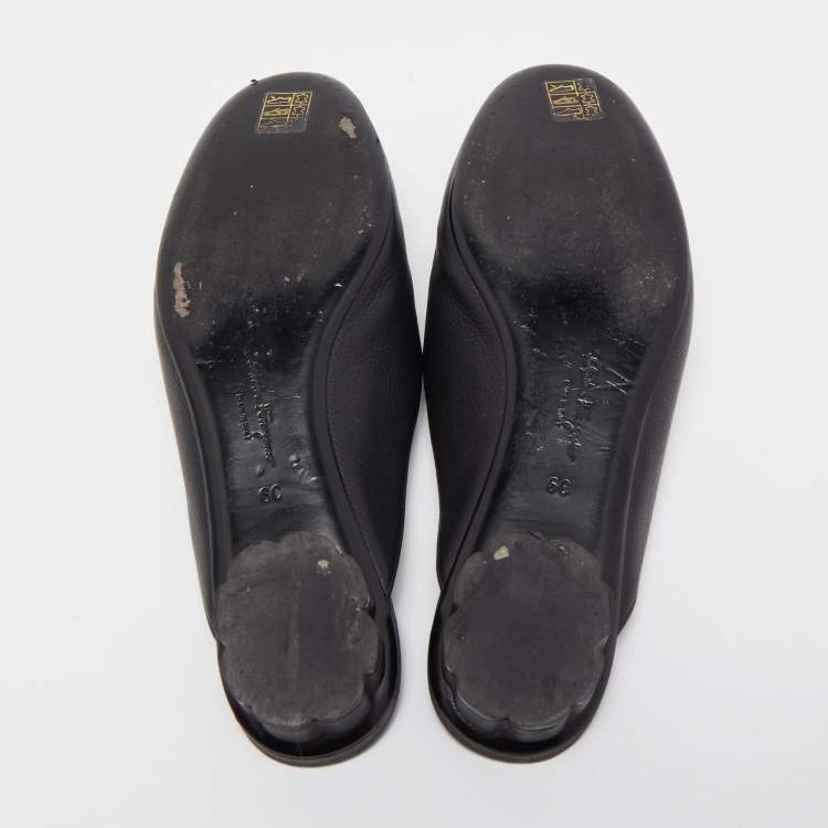 Pre Owned Salvatore Ferragamo Black Leather Vara Bow Mule Slides Size 36.5