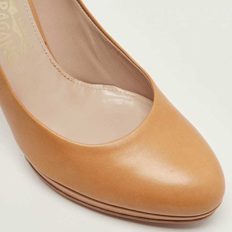 Pre Owned Salvatore Ferragamo Beige Leather Round Toe Platform Pumps Size 39