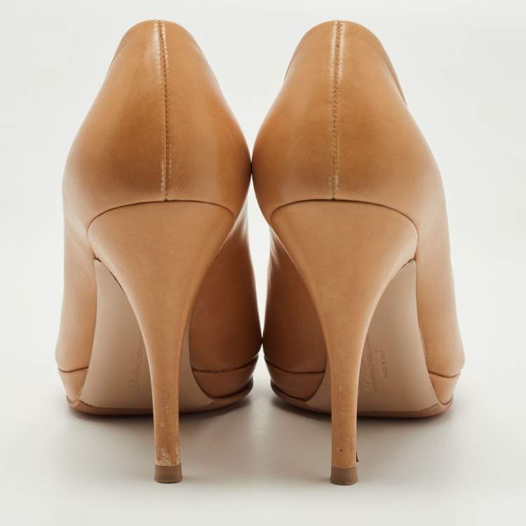 Pre Owned Salvatore Ferragamo Beige Leather Round Toe Platform Pumps Size 39