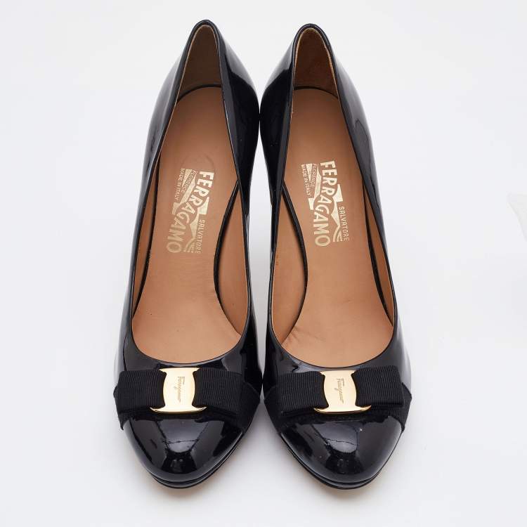 مملوكة مسبقًا Salvatore Ferragamo Black Patent Leather Vara Bow  Pumps Size 41.5
