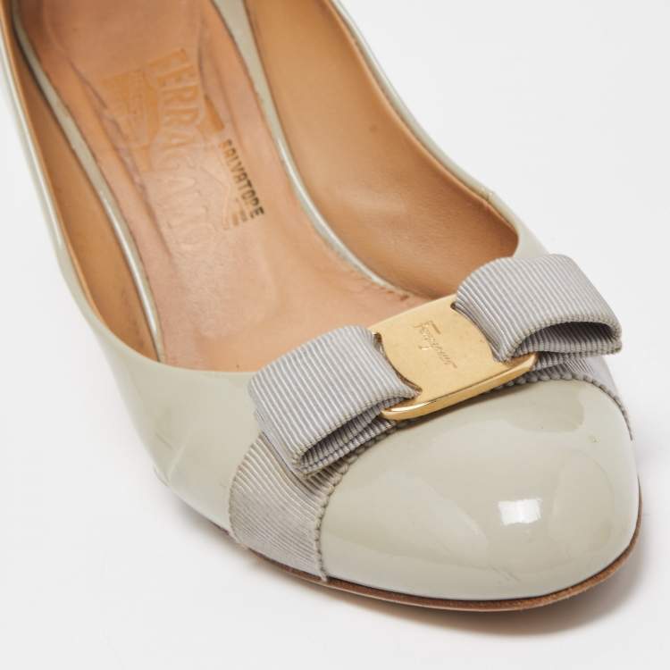 Pre Owned Salvatore Ferragamo Grey Patent Leather Vara Bow Pumps Size 39
