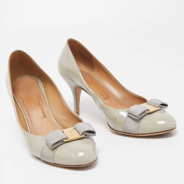 Pre Owned Salvatore Ferragamo Grey Patent Leather Vara Bow Pumps Size 39
