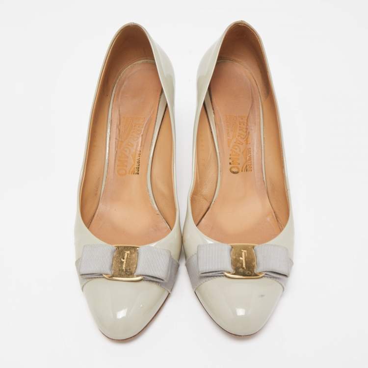 Pre Owned Salvatore Ferragamo Grey Patent Leather Vara Bow Pumps Size 39