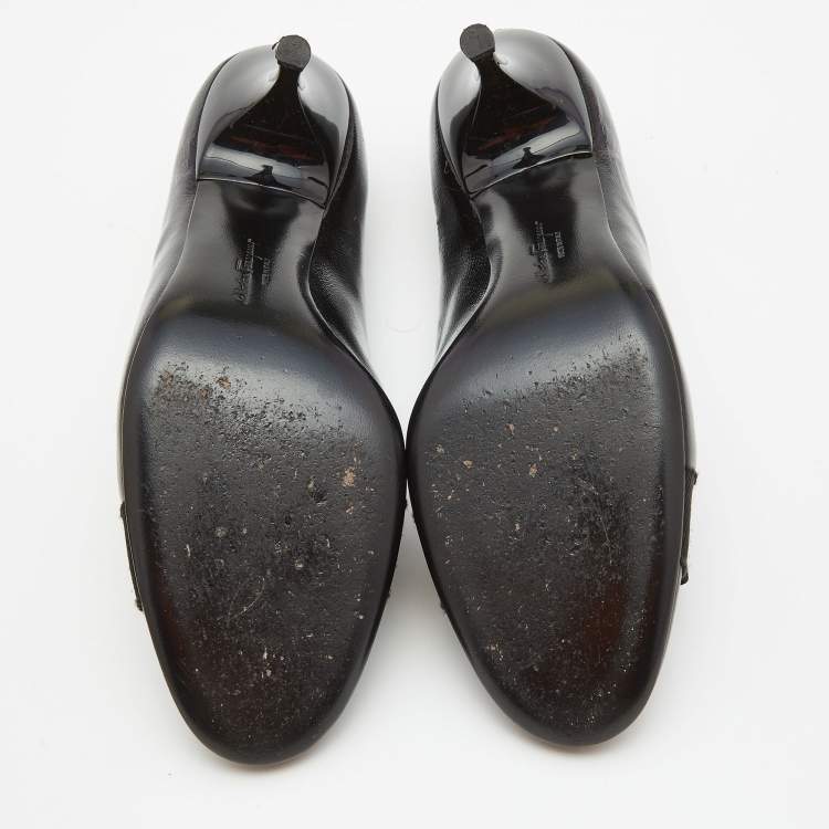مملوكة مسبقًا Salvatore Ferragamo Black Patent Leather Vara Bow Pumps Size 39