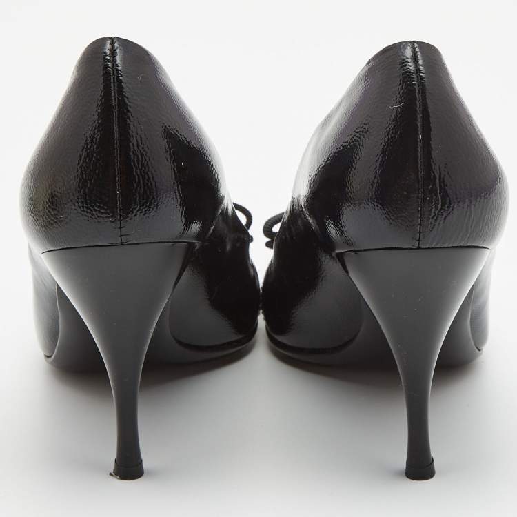 مملوكة مسبقًا Salvatore Ferragamo Black Patent Leather Vara Bow Pumps Size 39