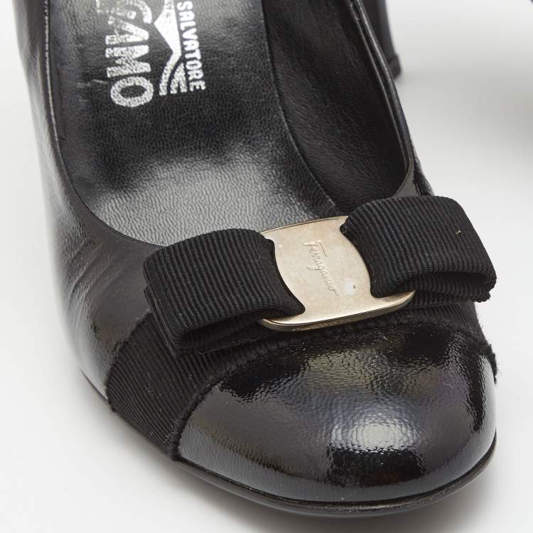 مملوكة مسبقًا Salvatore Ferragamo Black Patent Leather Vara Bow Pumps Size 39