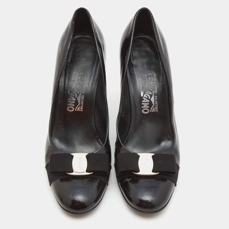 مملوكة مسبقًا Salvatore Ferragamo Black Patent Leather Vara Bow Pumps Size 39