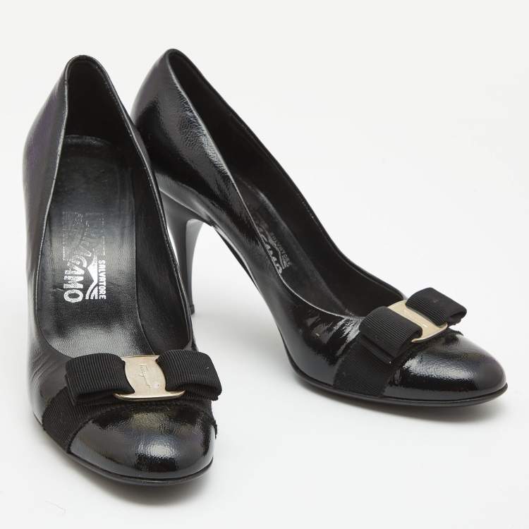 مملوكة مسبقًا Salvatore Ferragamo Black Patent Leather Vara Bow Pumps Size 39
