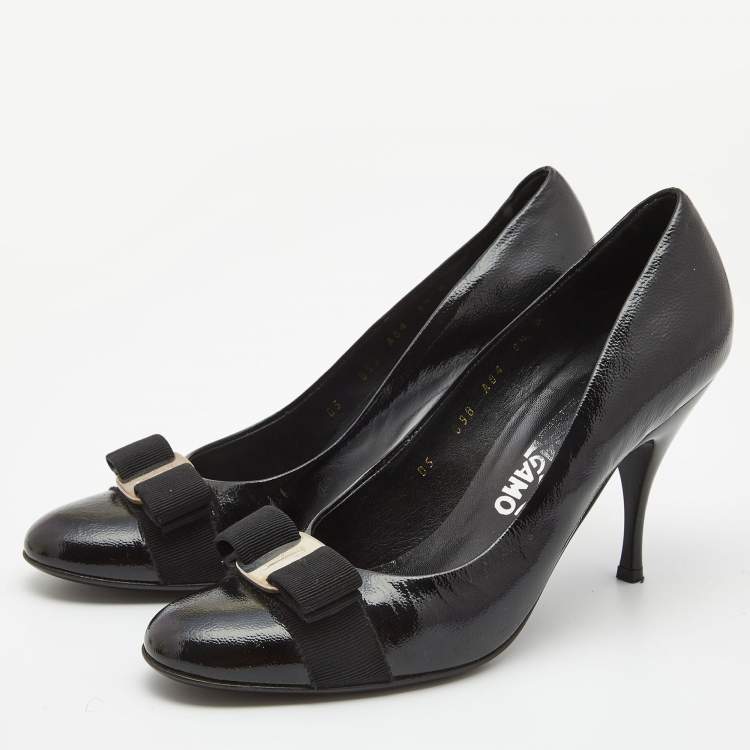 مملوكة مسبقًا Salvatore Ferragamo Black Patent Leather Vara Bow Pumps Size 39