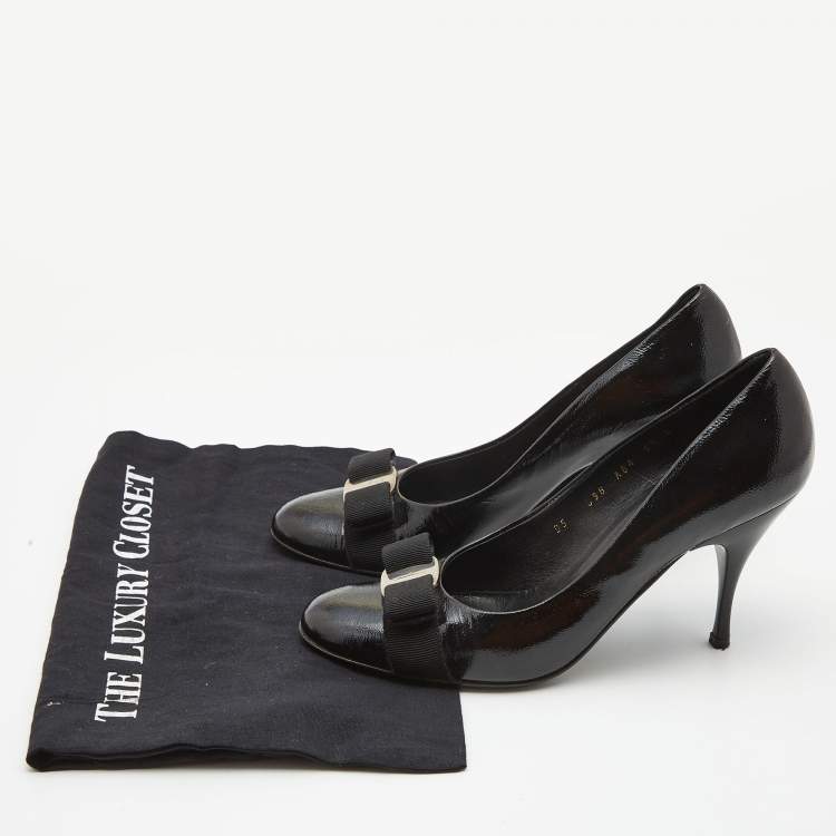 مملوكة مسبقًا Salvatore Ferragamo Black Patent Leather Vara Bow Pumps Size 39
