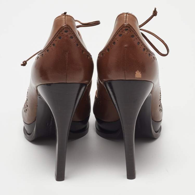 مملوكة مسبقًا Salvatore Ferragamo Brown Brogue Leather Cut Out Lace Pumps Size 37.5