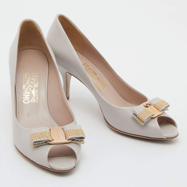 Pre Owned Salvatore Ferragamo Grey Leather Vara Bow Pumps Size 38.5