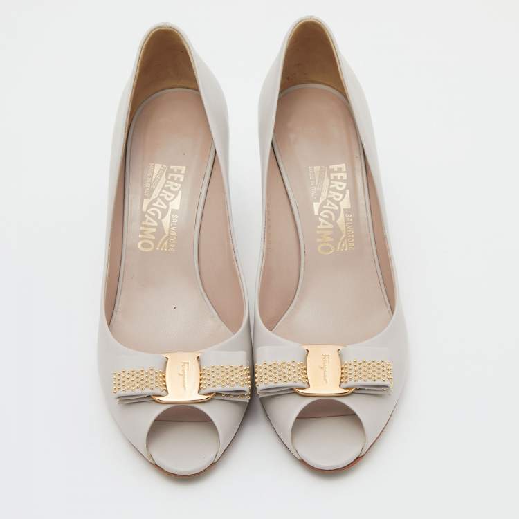 Pre Owned Salvatore Ferragamo Grey Leather Vara Bow Pumps Size 38.5