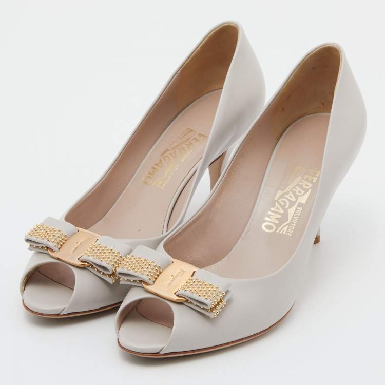 Pre Owned Salvatore Ferragamo Grey Leather Vara Bow Pumps Size 38.5