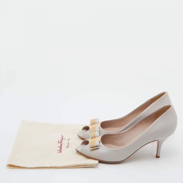 Pre Owned Salvatore Ferragamo Grey Leather Vara Bow Pumps Size 38.5