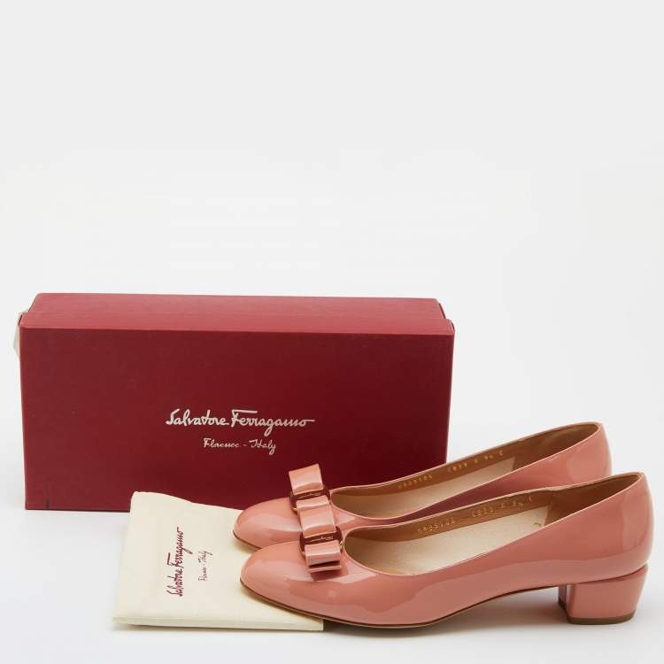 مملوكة مسبقًا Salvatore Ferragamo Pink Patent Leather Vara Bow Pumps Size 40