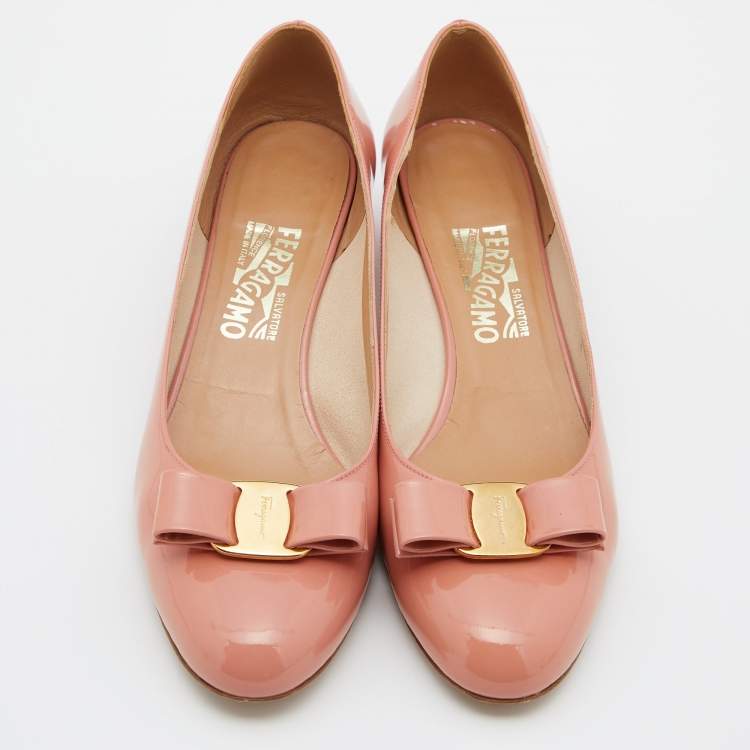 مملوكة مسبقًا Salvatore Ferragamo Pink Patent Leather Vara Bow Pumps Size 40