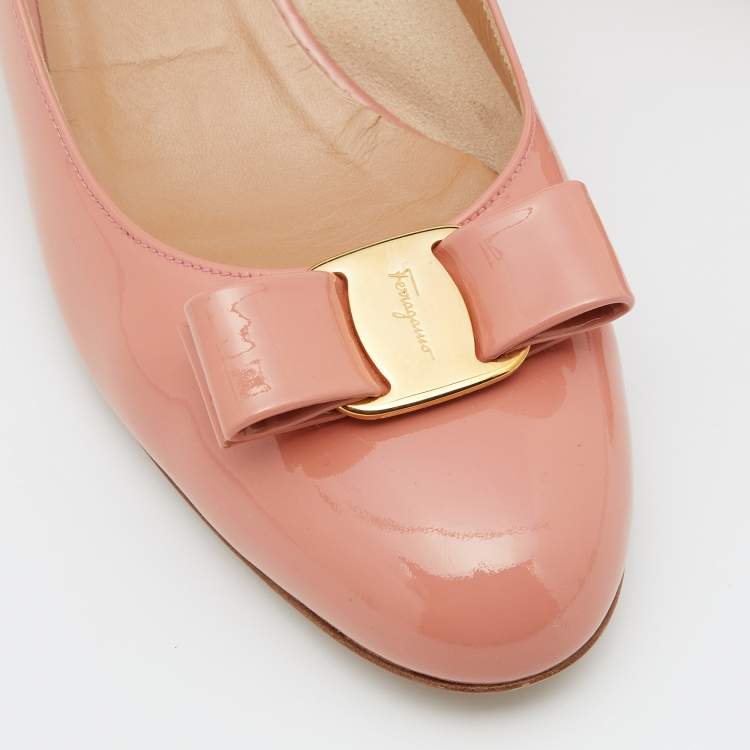 مملوكة مسبقًا Salvatore Ferragamo Pink Patent Leather Vara Bow Pumps Size 40