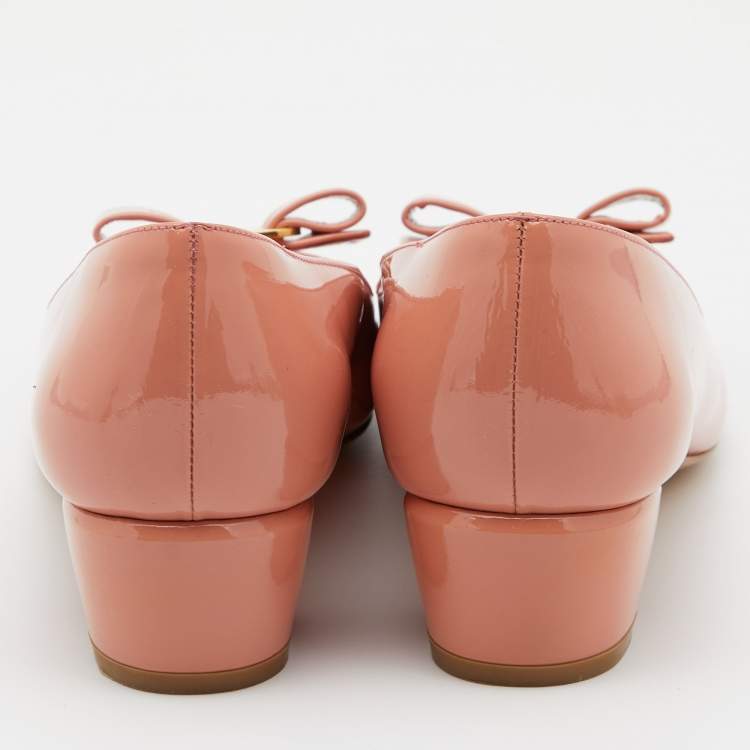 مملوكة مسبقًا Salvatore Ferragamo Pink Patent Leather Vara Bow Pumps Size 40