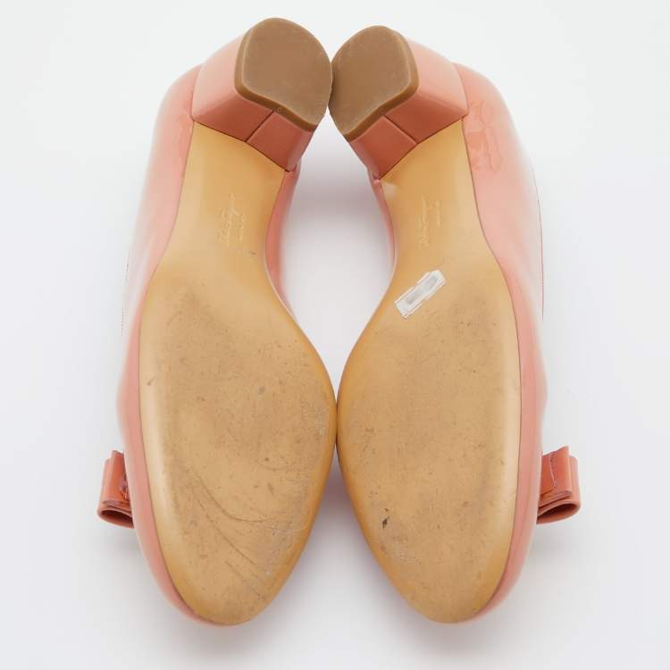 مملوكة مسبقًا Salvatore Ferragamo Pink Patent Leather Vara Bow Pumps Size 40