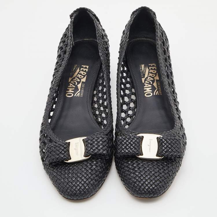Pre Owned Salvatore Ferragamo Woven Black Leather Vara Bow Pumps Size 39.5