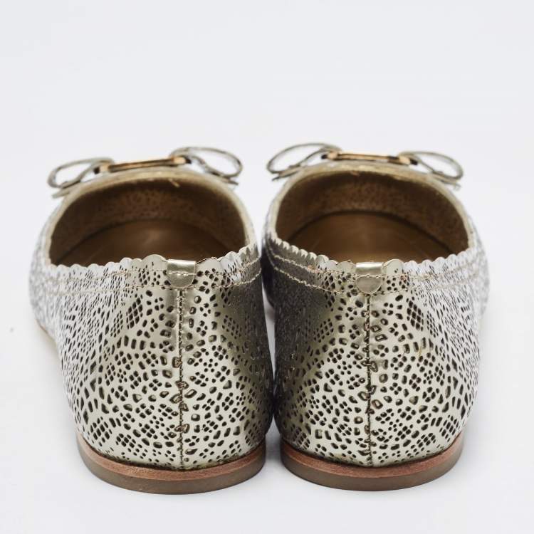 مملوكة مسبقًا Salvatore Ferragamo Metallic Perforated Leather Varina Bow Ballet Flats Size 37.5