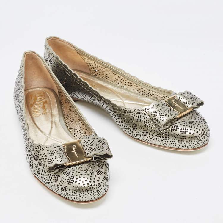 مملوكة مسبقًا Salvatore Ferragamo Metallic Perforated Leather Varina Bow Ballet Flats Size 37.5
