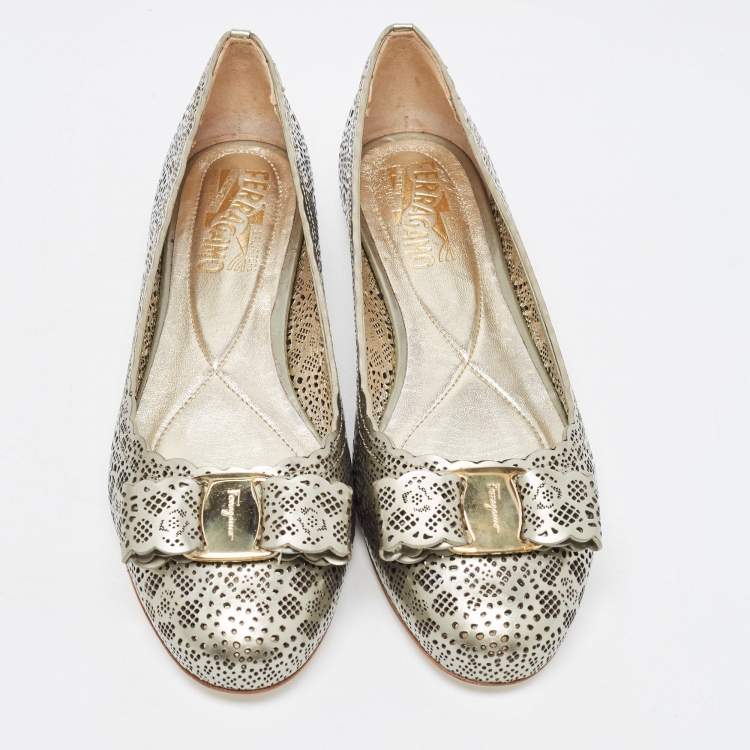 مملوكة مسبقًا Salvatore Ferragamo Metallic Perforated Leather Varina Bow Ballet Flats Size 37.5