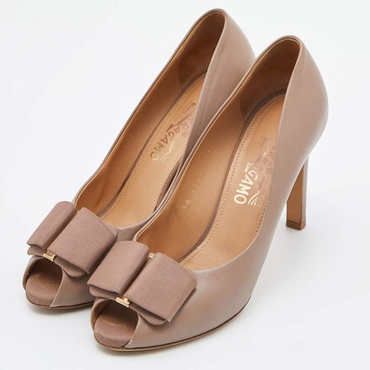 Pre Owned Salvatore Ferragamo Beige Leather Vara Bow Peep Toe Pumps Size 38.5
