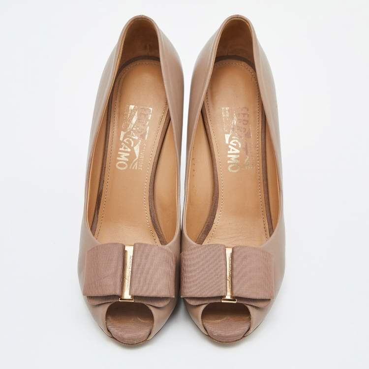 Pre Owned Salvatore Ferragamo Beige Leather Vara Bow Peep Toe Pumps Size 38.5