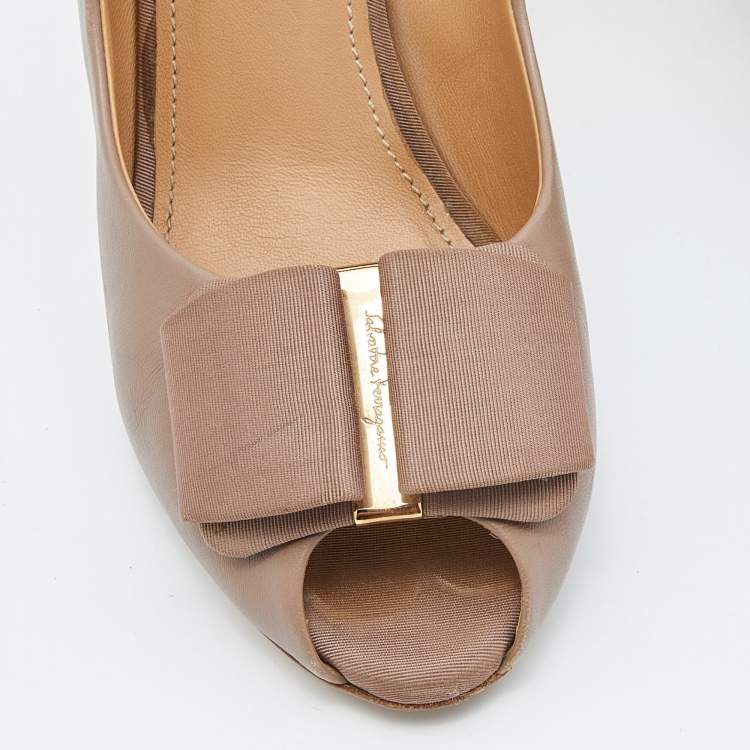Pre Owned Salvatore Ferragamo Beige Leather Vara Bow Peep Toe Pumps Size 38.5